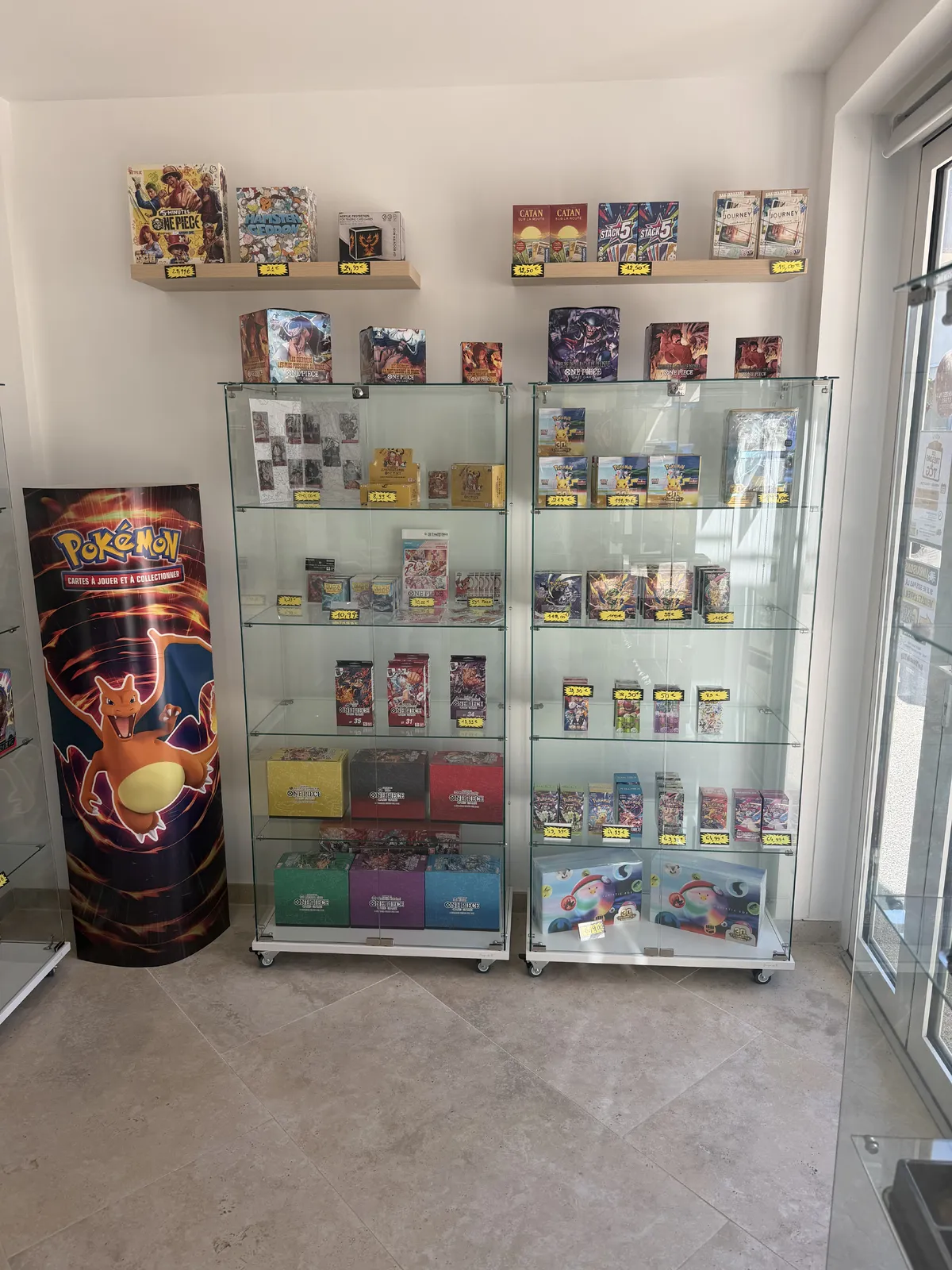 Vitrines de la boutique Les Trésors du TCG à Jacou
